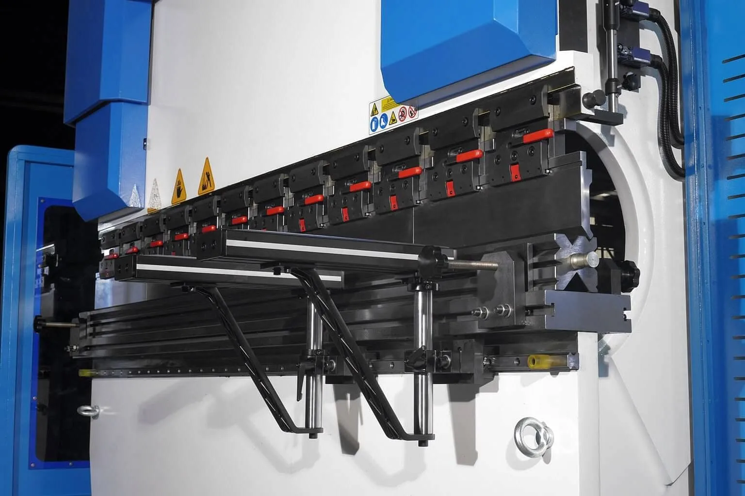 MetalTec HBM 80/2500C Листогибочные гидравлические прессы с ЧПУ контроллером TP10S MetalTec HBM 80/2500C Листогибочные гидравлические прессы с ЧПУ контроллером TP10S