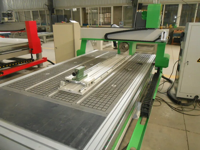 Фрезерно-гравировальный станок с ЧПУ с токарной осью WoodTec HR 1325 Фрезерно-гравировальный станок с ЧПУ с токарной осью WoodTec HR 1325