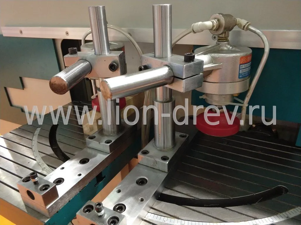 Фрезерный станок с ЧПУ для нарезания шипа стульев и столов CNC-200 Фрезерный станок с ЧПУ для нарезания шипа стульев и столов CNC-200