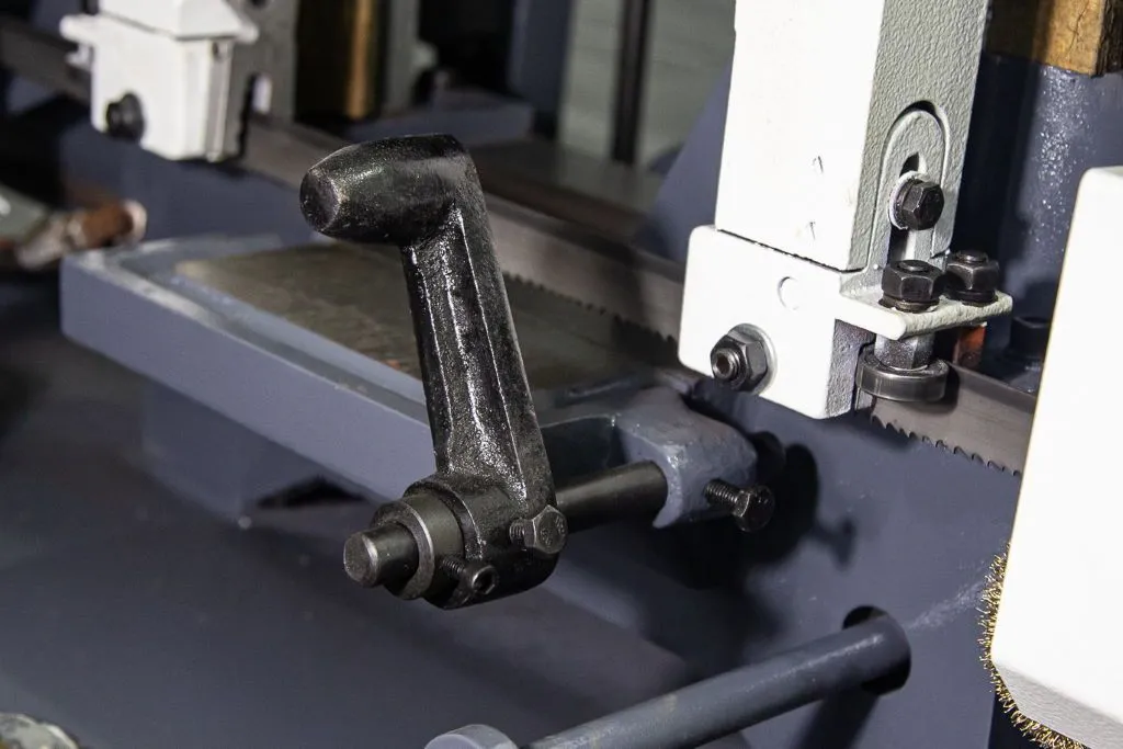 Ленточнопильный полуавтоматический станок METAL MASTER MGH-200 (2-х колонный) Ленточнопильный полуавтоматический станок METAL MASTER MGH-200 (2-х колонный)