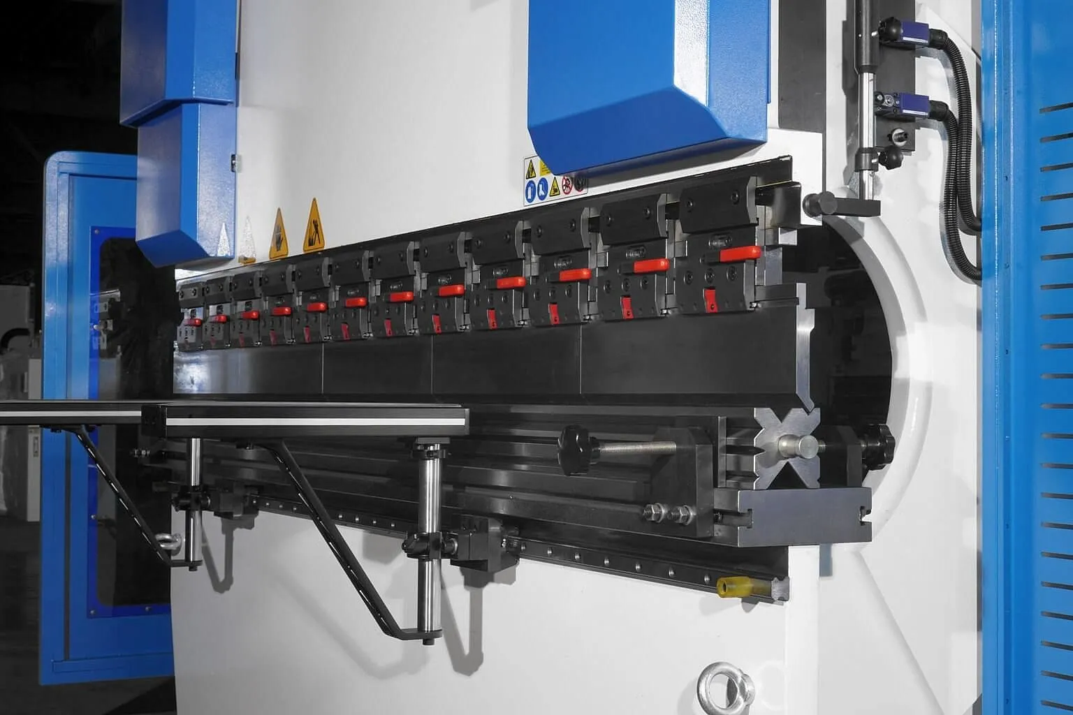 MetalTec HBM 80/2500C Листогибочные гидравлические прессы с ЧПУ контроллером TP10S MetalTec HBM 80/2500C Листогибочные гидравлические прессы с ЧПУ контроллером TP10S