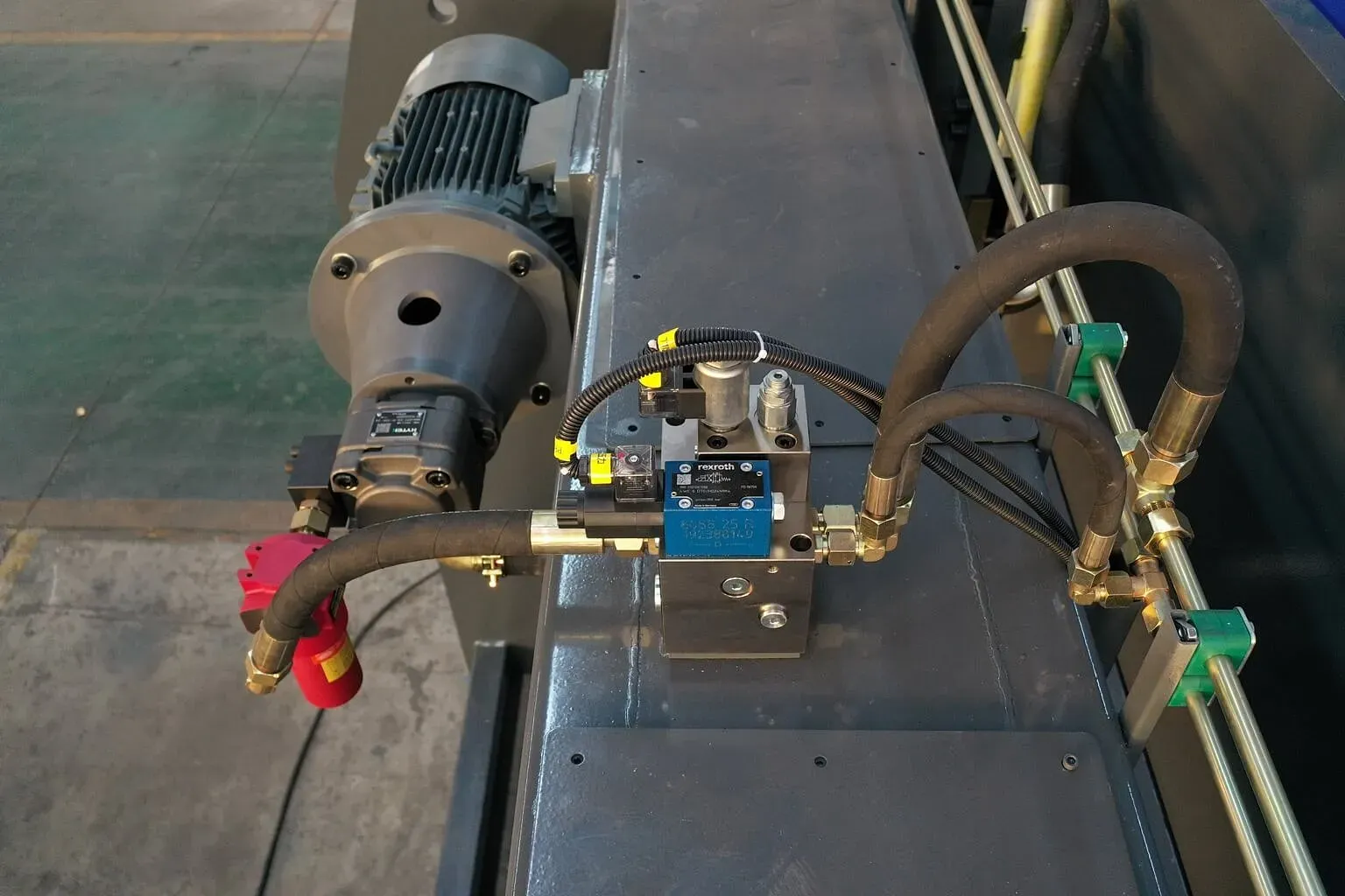 MetalTec HBC 90/2500 4+1 ЧПУ МТ-15 Листогибочный пресс с ЧПУ MetalTec HBC 90/2500 4+1 ЧПУ МТ-15 Листогибочный пресс с ЧПУ