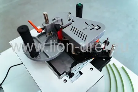 Ручной кромкооблицовочный станок DM100 с автоматической подачей кромочного материала Ручной кромкооблицовочный станок DM100 с автоматической подачей кромочного материала