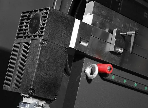 MetalTec HBC 110/2500 Листогибочный гидравлический пресс с ЧПУ MetalTec HBC 110/2500 Листогибочный гидравлический пресс с ЧПУ