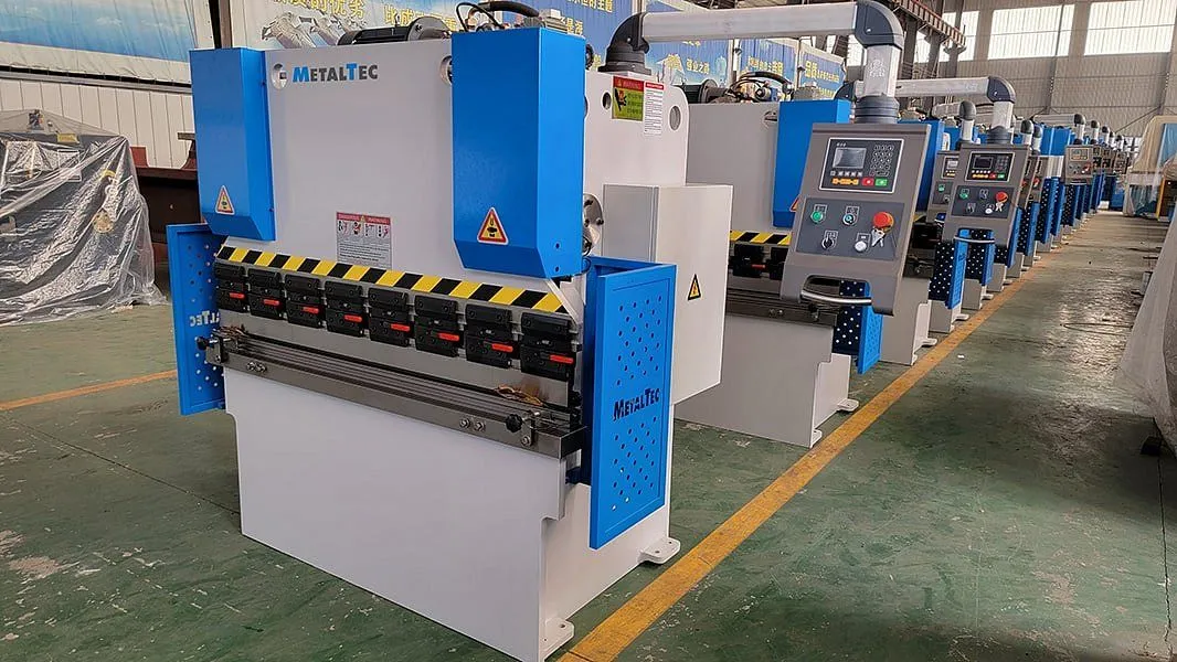 Гидравлический листогибочный пресс MetalTec HBM 125/3200M (Е22, ручная компенсация прогиба, инвертор заднего упора) Гидравлический листогибочный пресс MetalTec HBM 125/3200M (Е22, ручная компенсация прогиба, инвертор заднего упора)