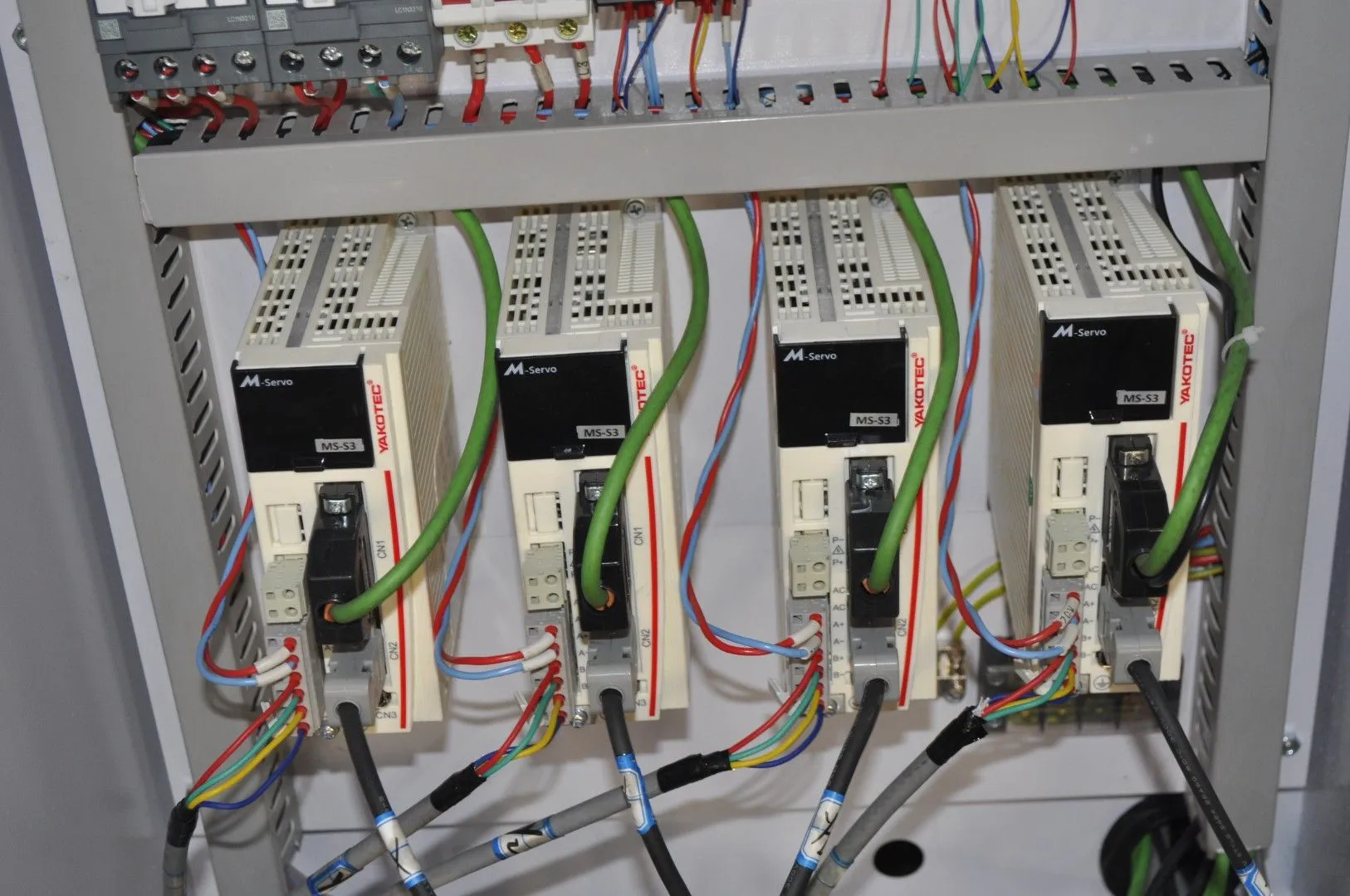 Фрезерный станок с ЧПУ LTT-2130ASDH c гибридным приводом и вакуумной подготовкой Фрезерный станок с ЧПУ LTT-2130ASDH c гибридным приводом и вакуумной подготовкой