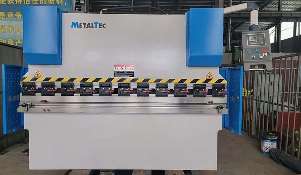 Гидравлический листогибочный пресс MetalTec HBM 63/2500 (Е22, инвертор заднего упора) Гидравлический листогибочный пресс MetalTec HBM 63/2500 (Е22, инвертор заднего упора)