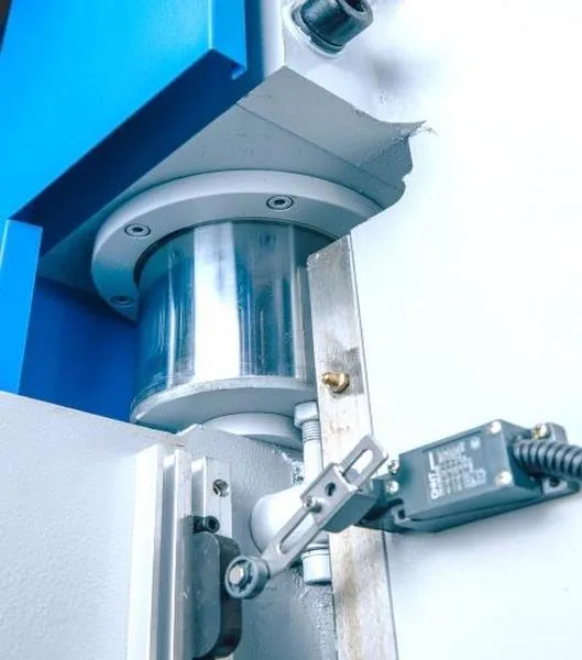Гидравлический листогибочный пресс MetalTec HBM 125/3200M (Е22, ручная компенсация прогиба, инвертор заднего упора) Гидравлический листогибочный пресс MetalTec HBM 125/3200M (Е22, ручная компенсация прогиба, инвертор заднего упора)
