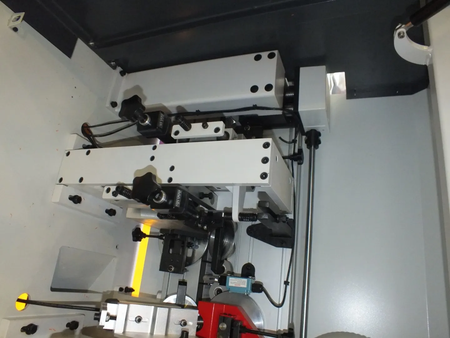 Автоматический кромкооблицовочный станок НН504 с подогревом кромки Автоматический кромкооблицовочный станок НН504 с подогревом кромки