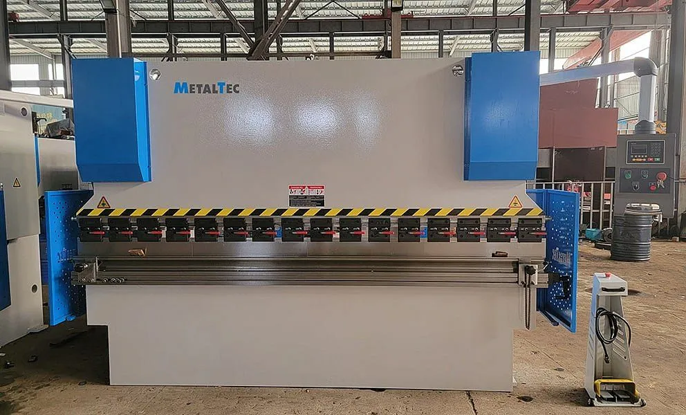 Гидравлический листогибочный пресс MetalTec HBM 125/3200M (Е22, ручная компенсация прогиба, инвертор заднего упора) Гидравлический листогибочный пресс MetalTec HBM 125/3200M (Е22, ручная компенсация прогиба, инвертор заднего упора)