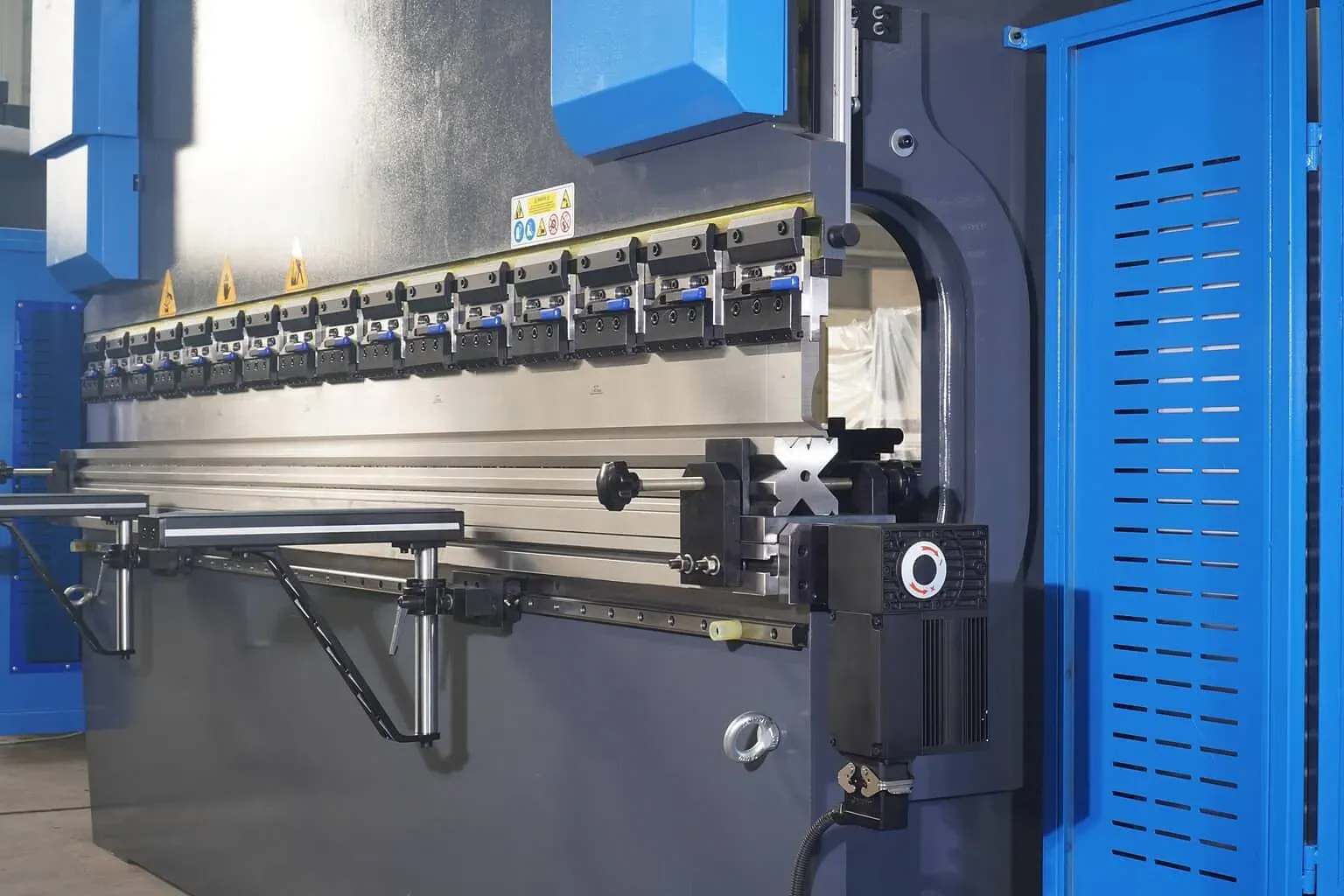 MetalTec HBC 70/2500 4+1 ЧПУ МТ-15 Листогибочный пресс с ЧПУ MetalTec HBC 70/2500 4+1 ЧПУ МТ-15 Листогибочный пресс с ЧПУ