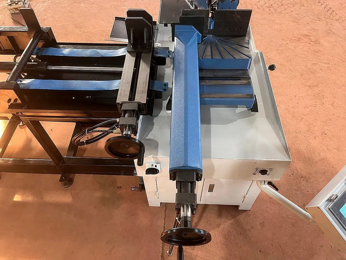 Автоматический ленточнопильный станок для резки металла MetalTec BS 270 FA Автоматический ленточнопильный станок для резки металла MetalTec BS 270 FA