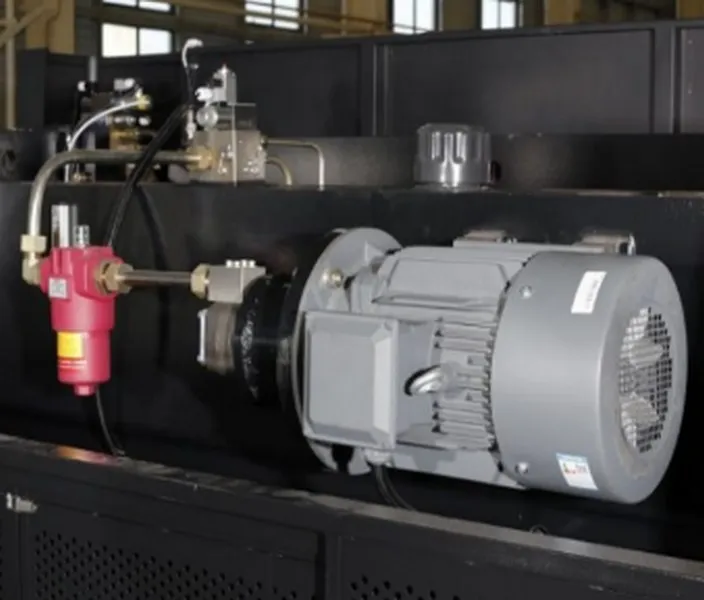 Гидравлический листогибочный пресс MetalTec HBM 30/1600 (E22) Гидравлический листогибочный пресс MetalTec HBM 30/1600 (E22)
