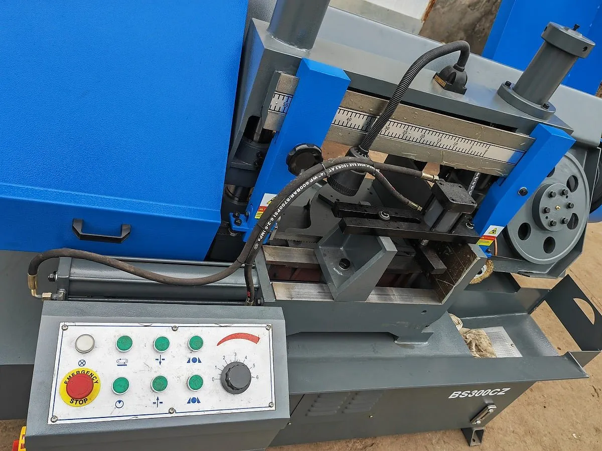 MetalTec BS 300 CZ ленточнопильный станок c поворотом пильного модуля под углом до 60° MetalTec BS 300 CZ ленточнопильный станок c поворотом пильного модуля под углом до 60°