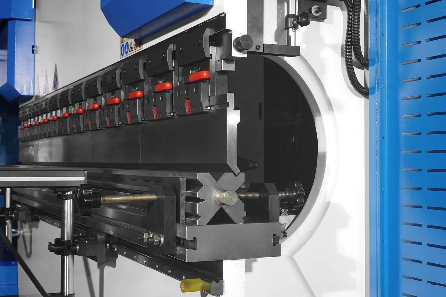 MetalTec HBM 80/2500C Листогибочные гидравлические прессы с ЧПУ контроллером TP10S MetalTec HBM 80/2500C Листогибочные гидравлические прессы с ЧПУ контроллером TP10S