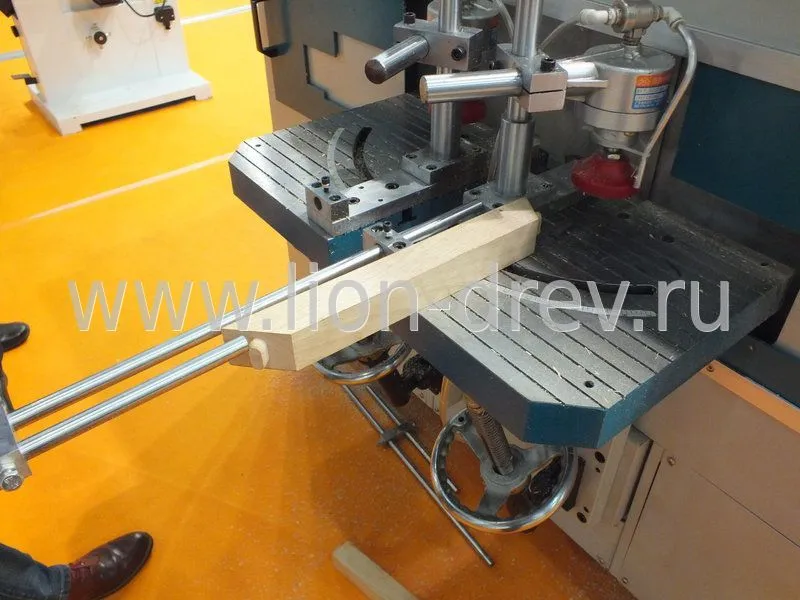 Фрезерный станок с ЧПУ для нарезания шипа стульев и столов CNC-200 Фрезерный станок с ЧПУ для нарезания шипа стульев и столов CNC-200