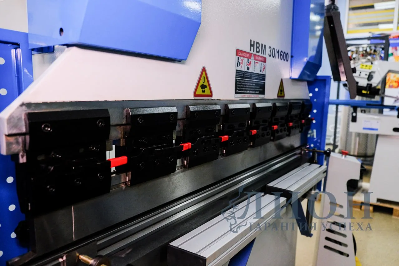 Гидравлический листогибочный пресс MetalTec HBM 30/1600 (E22) Гидравлический листогибочный пресс MetalTec HBM 30/1600 (E22)