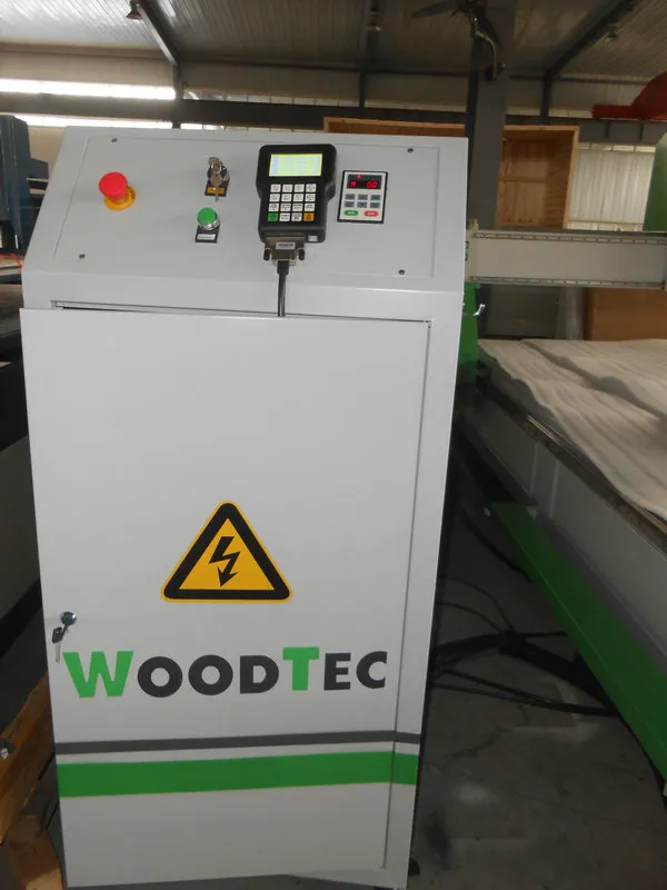 Фрезерно-гравировальный станок с ЧПУ с токарной осью WoodTec HR 1325 Фрезерно-гравировальный станок с ЧПУ с токарной осью WoodTec HR 1325
