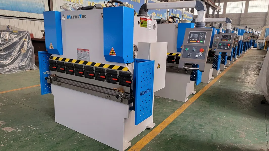 Гидравлический листогибочный пресс MetalTec HBM 63/2500 (Е22, инвертор заднего упора) Гидравлический листогибочный пресс MetalTec HBM 63/2500 (Е22, инвертор заднего упора)