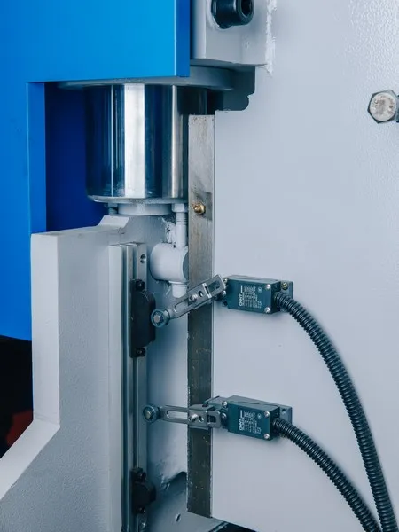Гидравлический листогибочный пресс MetalTec HBM 40/2500 (Е22, инвертор заднего упора) Гидравлический листогибочный пресс MetalTec HBM 40/2500 (Е22, инвертор заднего упора)