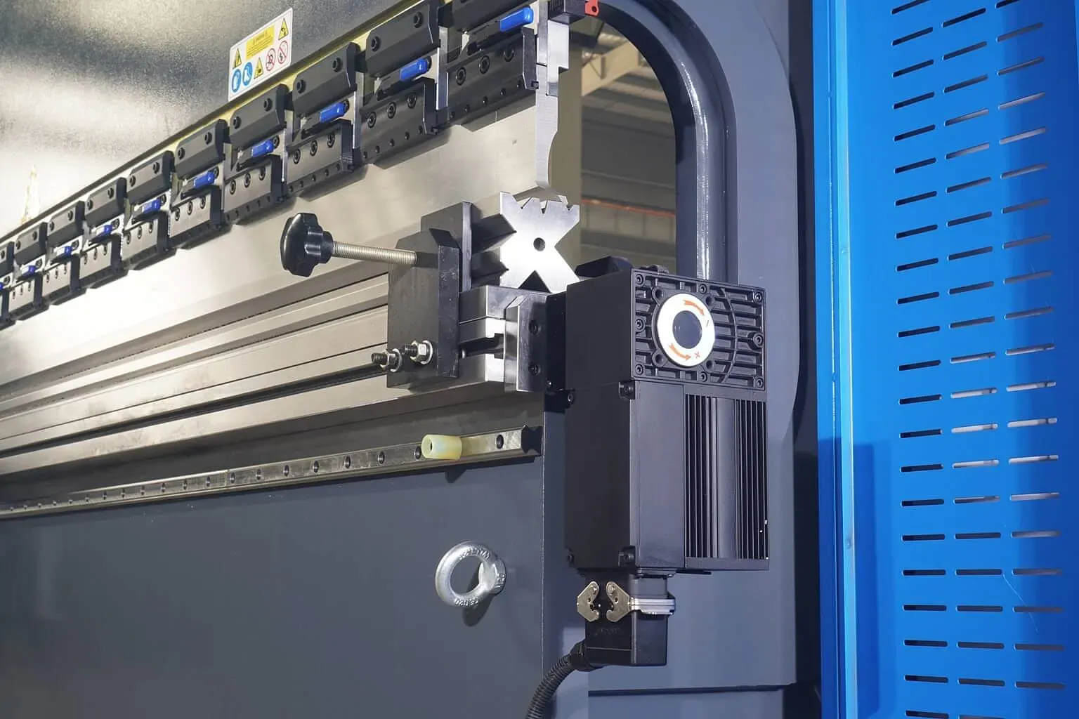 MetalTec HBC 90/2500 4+1 ЧПУ МТ-15 Листогибочный пресс с ЧПУ MetalTec HBC 90/2500 4+1 ЧПУ МТ-15 Листогибочный пресс с ЧПУ