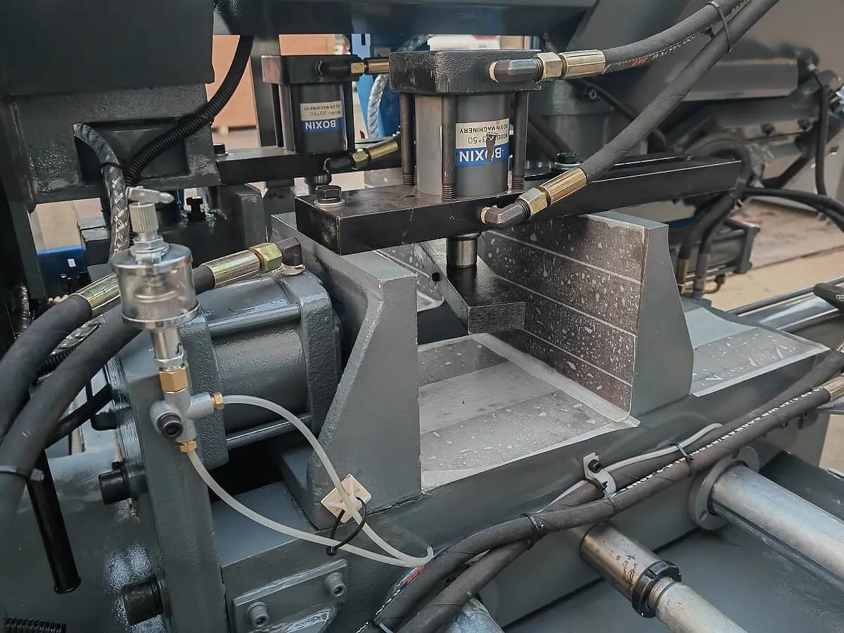 Автоматический колонный ленточнопильный станок MetalTec BS 300 CA Автоматический колонный ленточнопильный станок MetalTec BS 300 CA