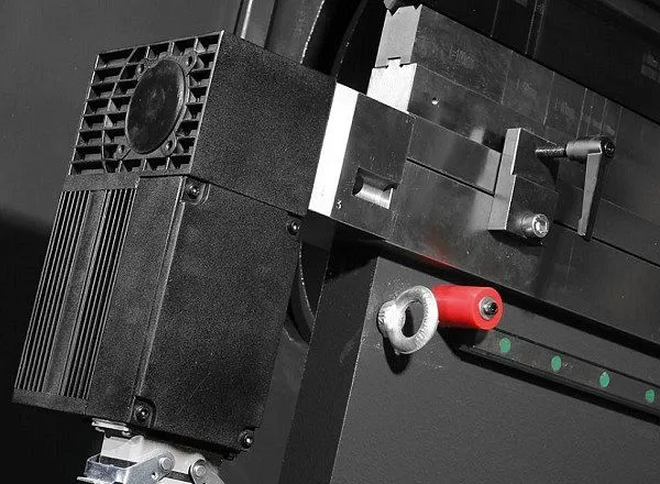 MetalTec HBC 90/2500 Листогибочный гидравлический пресс с ЧПУ MetalTec HBC 90/2500 Листогибочный гидравлический пресс с ЧПУ
