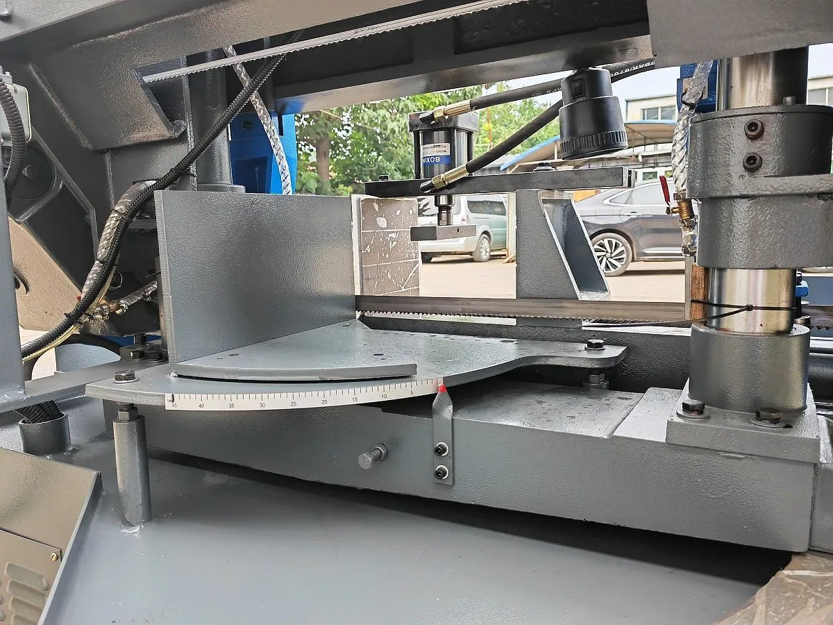 MetalTec BS 300 CZ ленточнопильный станок c поворотом пильного модуля под углом до 60° MetalTec BS 300 CZ ленточнопильный станок c поворотом пильного модуля под углом до 60°